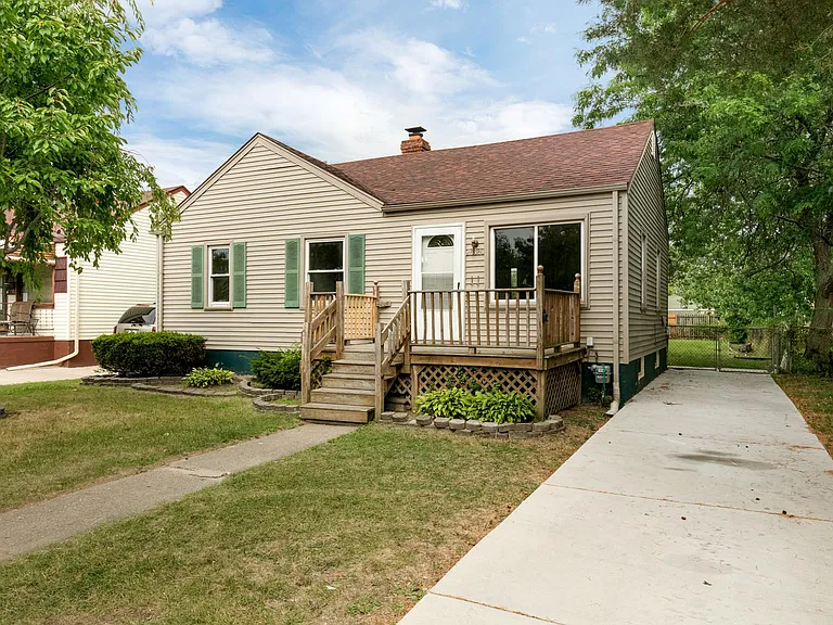 26080 Blumfield St Roseville-large-012-12-26080 Blumfield Street00014-1500x1000-72dpi_08252017
