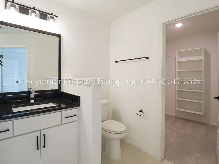 2908 S Redwood Ave — Photo 35