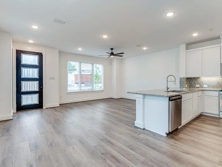 7613 Reis Ln — Photo 3