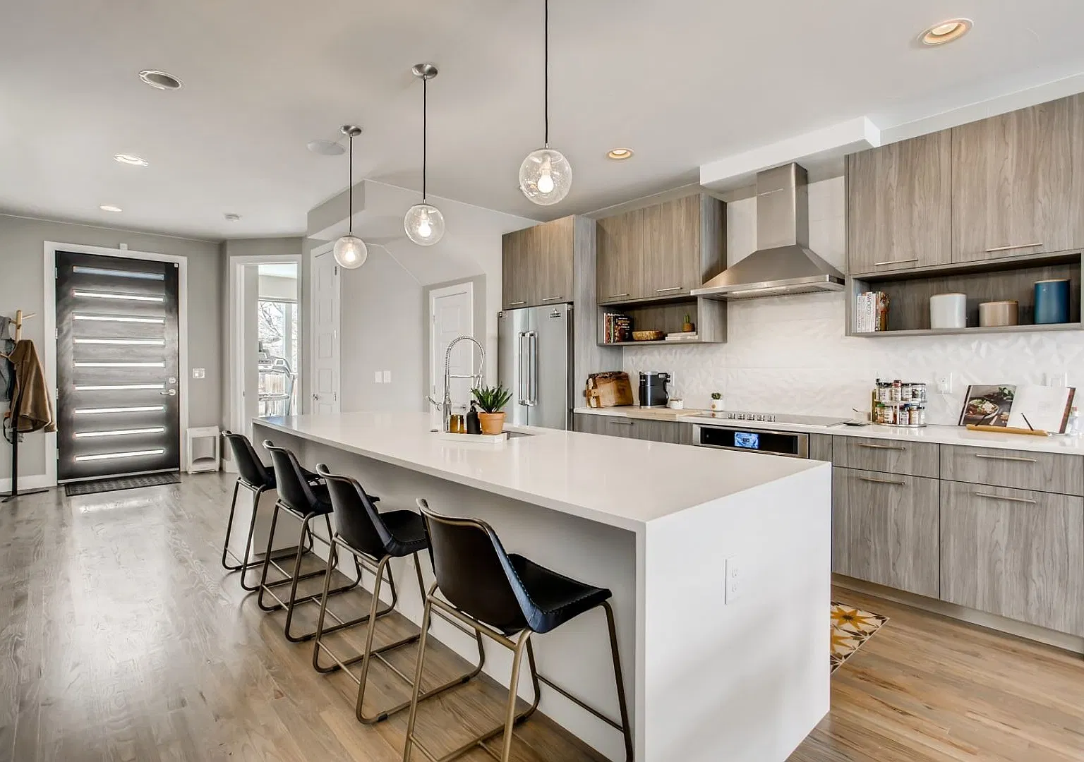 Amazing Single Family home with 3 bed, 3 bath + Den and 2 car garage with back yard — Photo 3