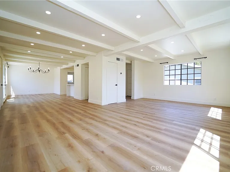 2615 Manhattan Ave — Photo 11