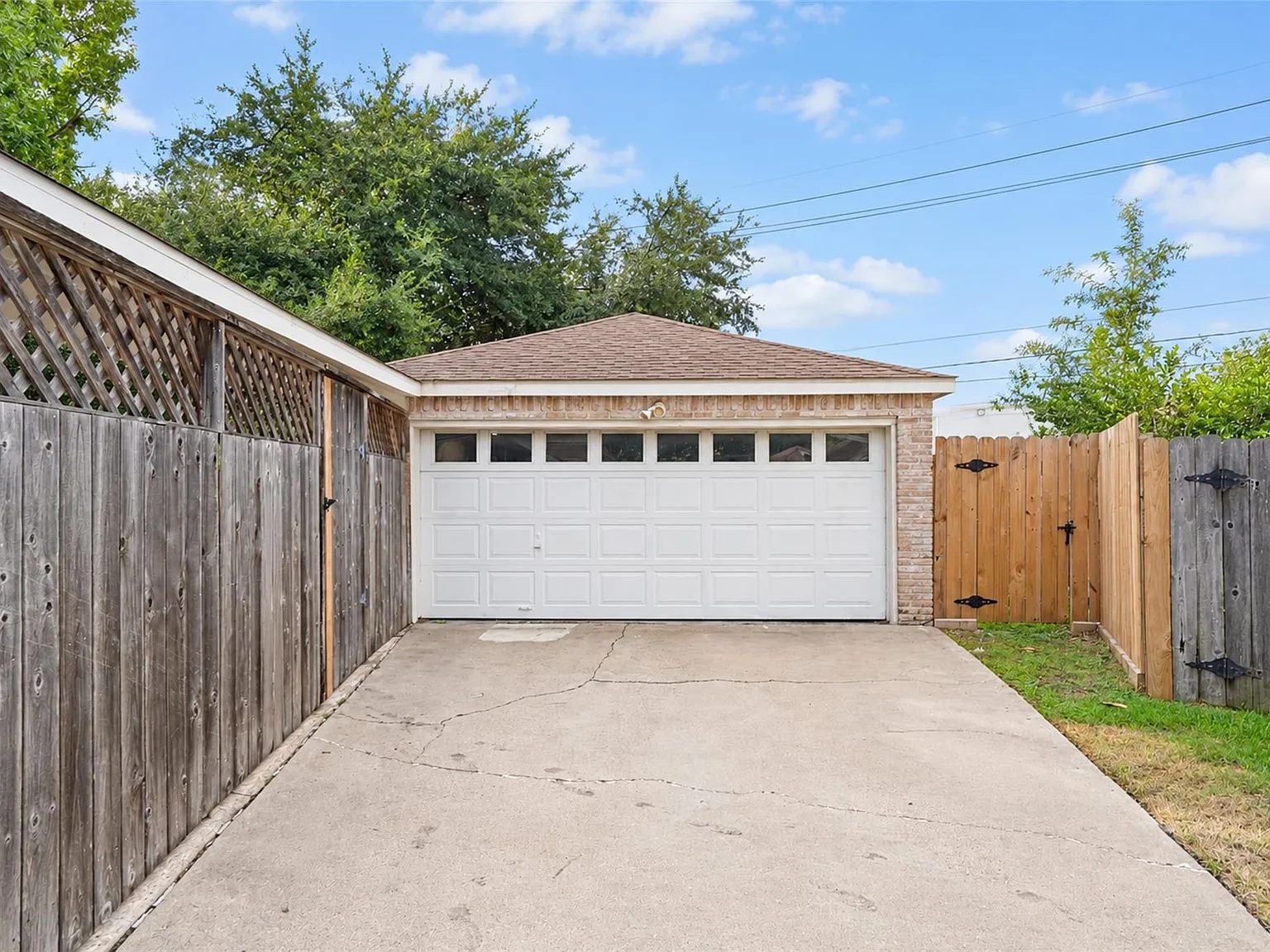 4 bed, 2.5 bath, 2628 sqft, $2,600 — Photo 2