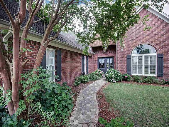 2nd image of 116 Woodlands Glen Cir