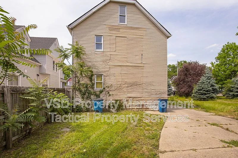 3 bed, 1.0 bath, 864 sqft, $995 — Photo 3