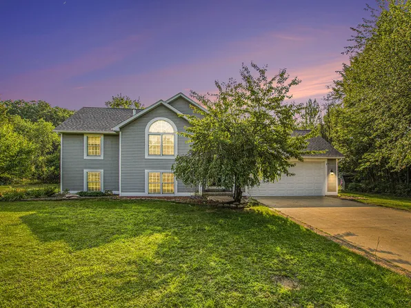 12100 Sarabeck Ln, Grand Haven, MI 49417