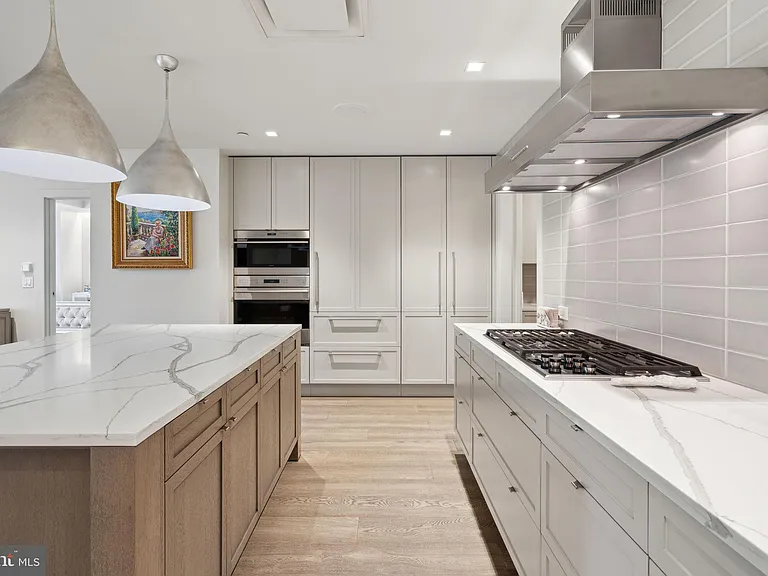 130 S 18th St #RC4 — Photo 12