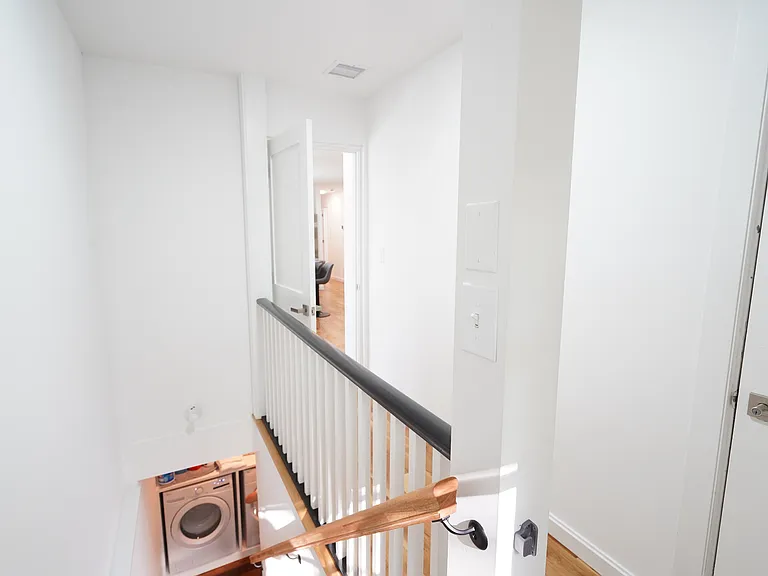 35 Moriches Ave — Photo 6