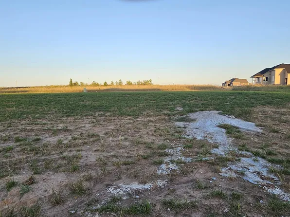 920 E Sapphire Ln, Mulvane, KS 67110