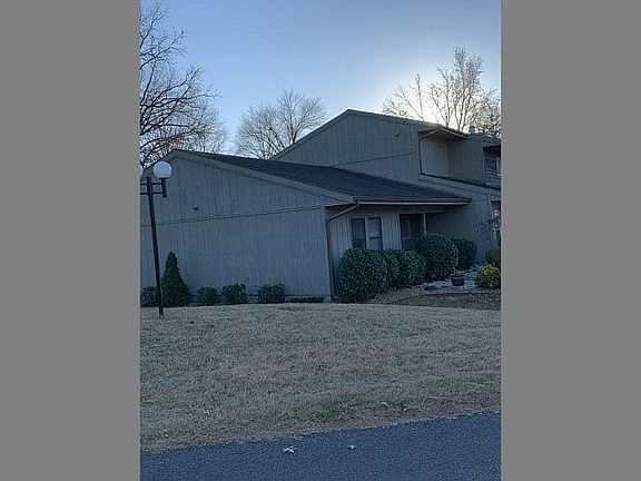 3rd image of 7 Shakespeare Dr