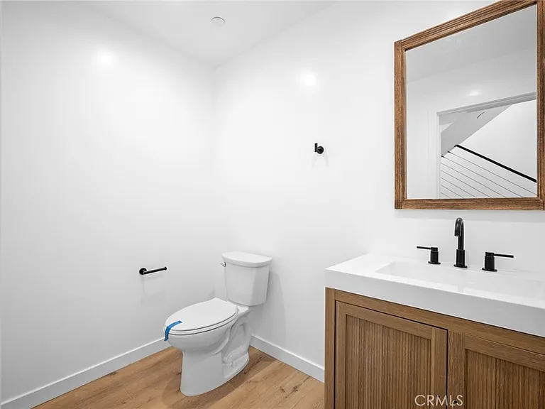 1049 Yarmouth Ave — Photo 12