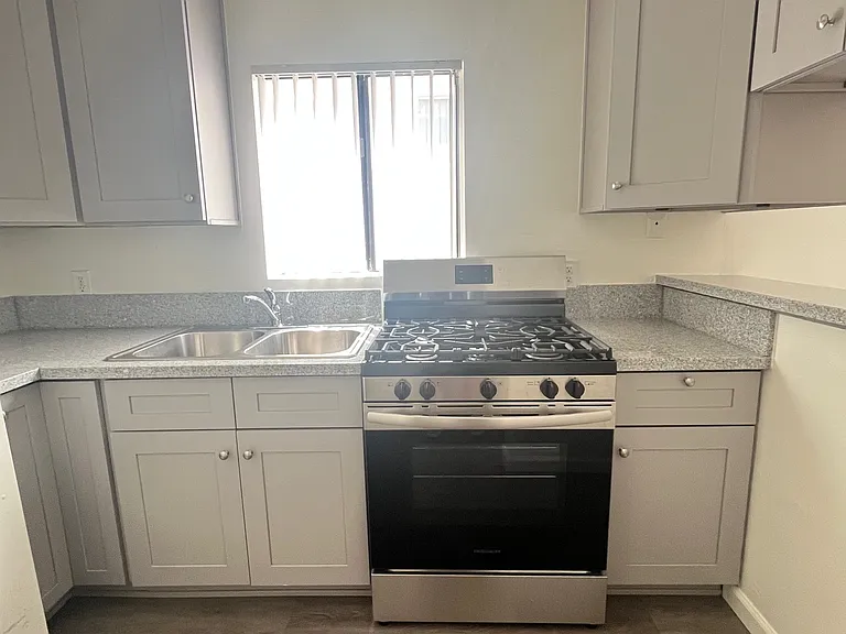 943 Elden Ave — Photo 2