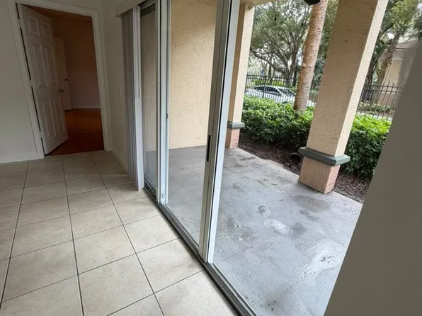 2430 Centergate Dr, Hollywood, FL