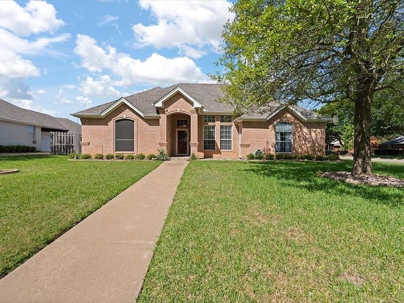 1st image of 700 Brandon Dr
