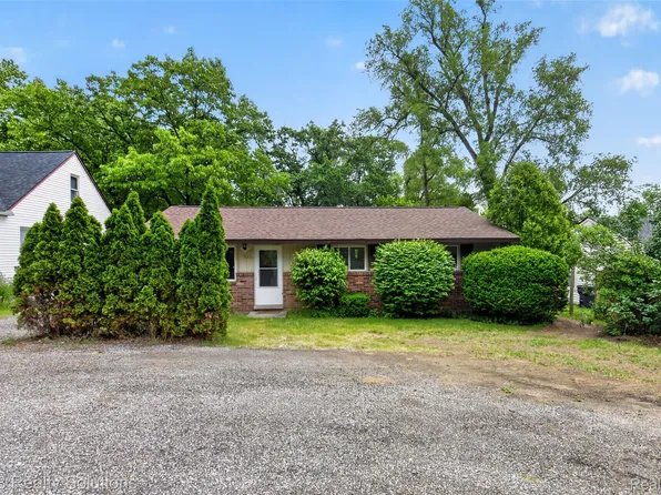 271 S Williams Lake Rd, Waterford, MI 48327
