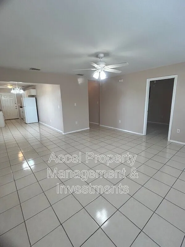 1 bed, 1.5 bath, 1003 sqft, $700 — Photo 3