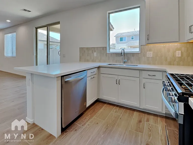 10758 W McKinley St — Photo 8