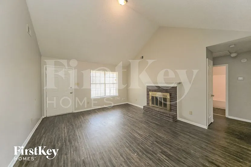 3 bed, 2.0 bath, 1160 sqft, $1,410 — Photo 3