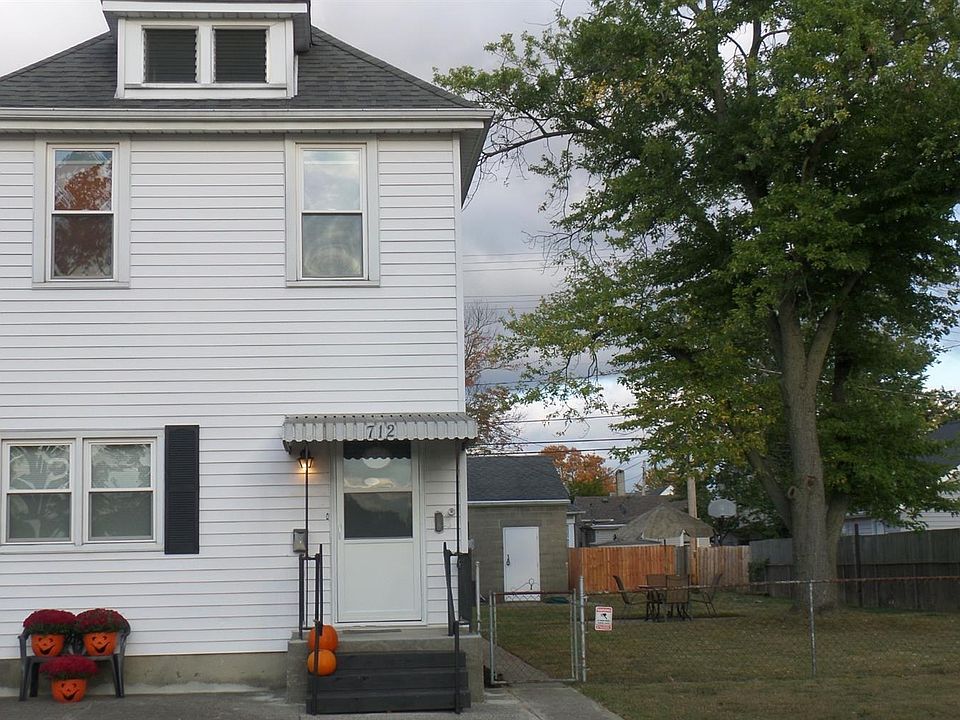 1st image of 712 N E St