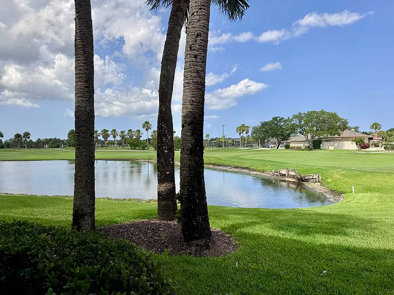 Gorgeous lake & golf course views!