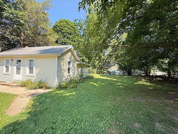 2nd image of 906 Helena Ave