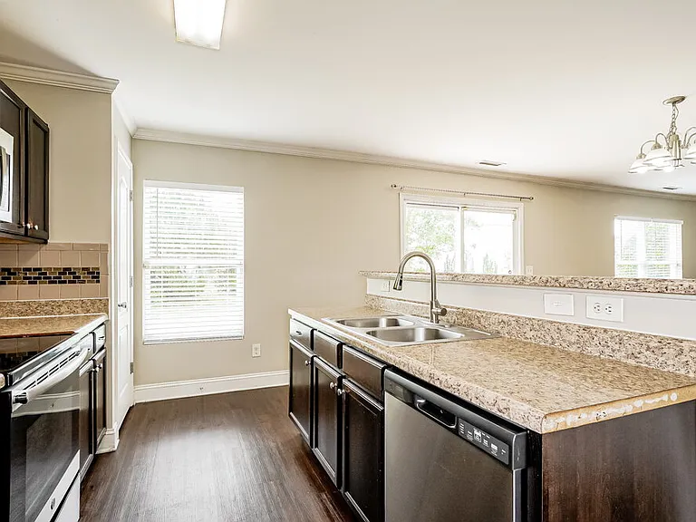 535 Kerriann Ln — Photo 8