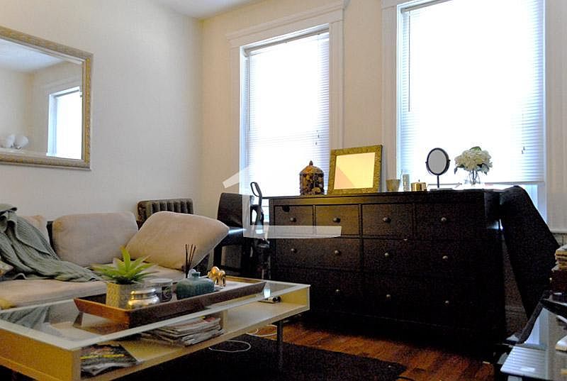 2nd image of 13 Lothian Rd #10CA