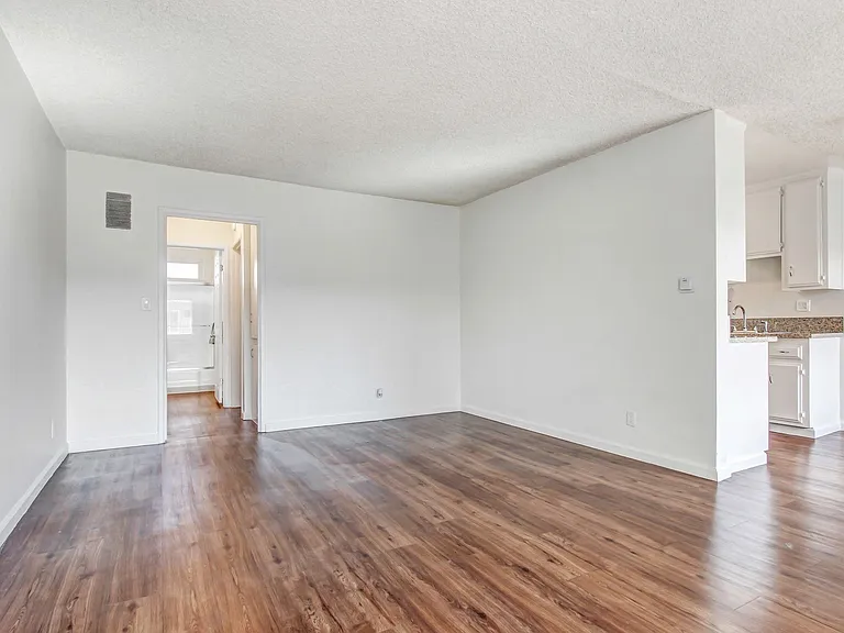 Woodman Apartments — Photo 53