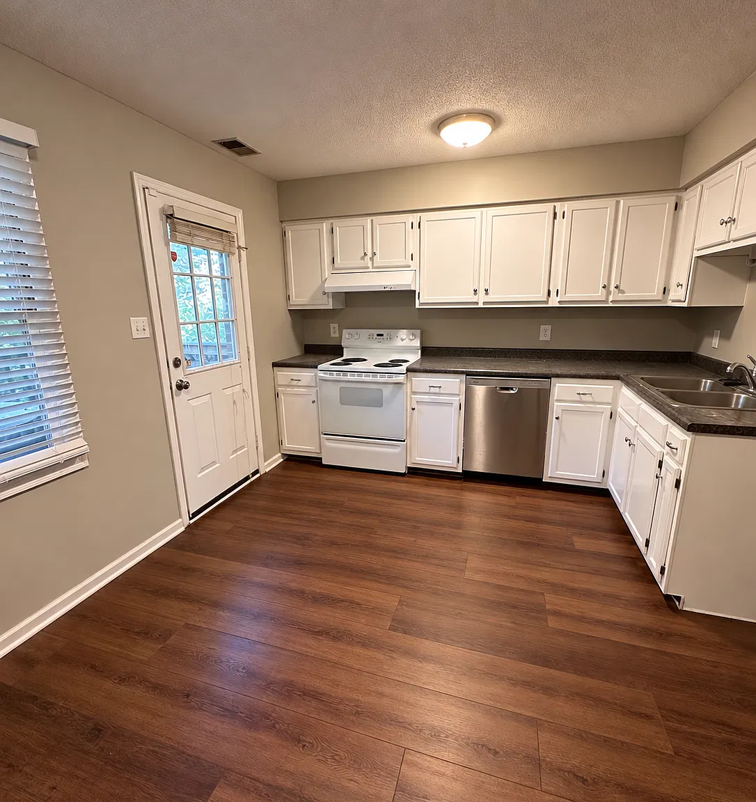 2 bed, 1.5 bath, 1053 sqft, $1,400 — Photo 2