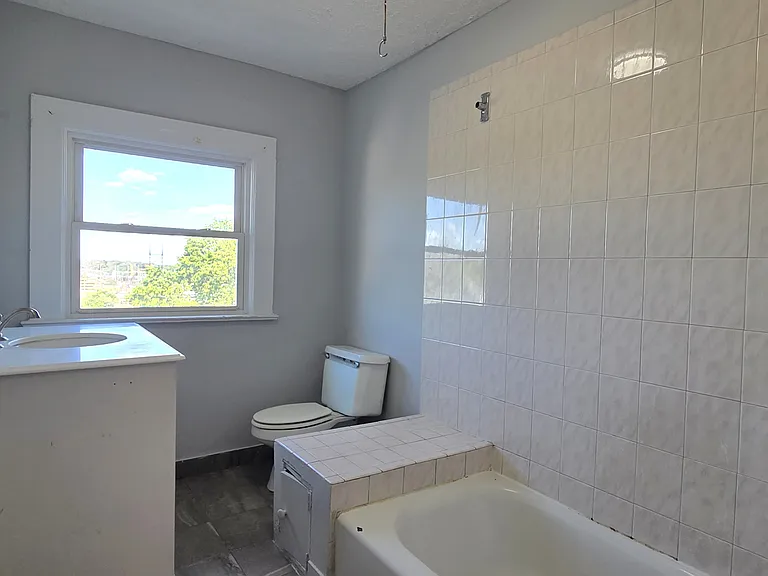 Full hall bath