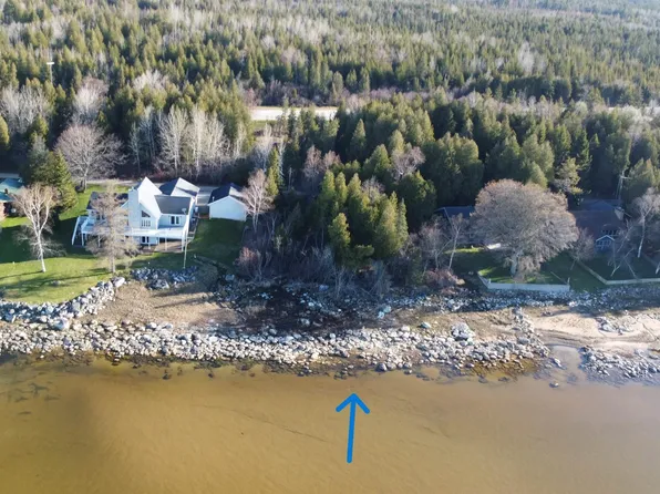 8 S Middle Beach Rd, Naubinway, MI 49762