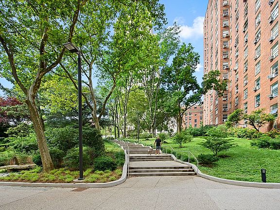 5th image of 100 La Salle St APT 12B