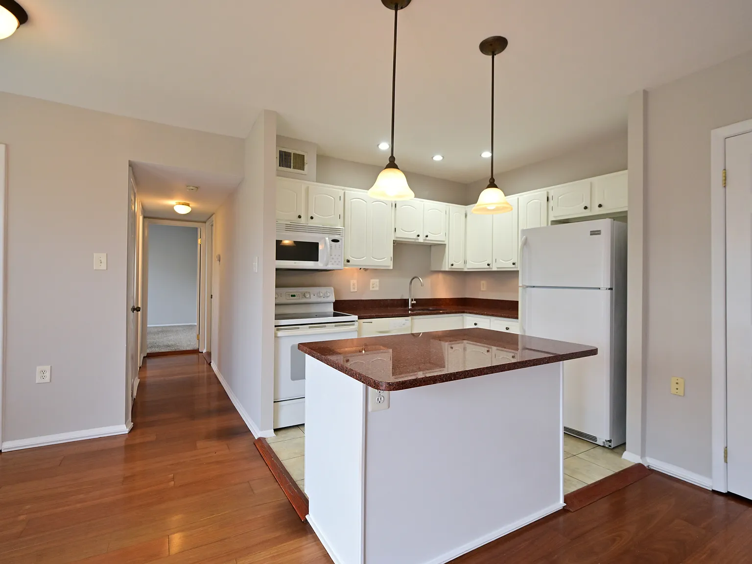 2 bed, 936 sqft, $1,975 — Photo 2