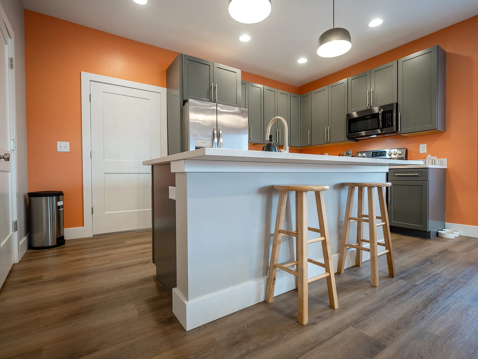 4 bed, 4.5 bath, 2060 sqft, $2,100 — Photo 2