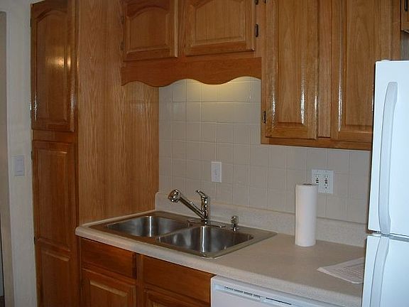 New kitchen w/ tile backsplash