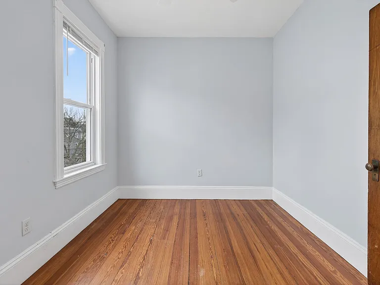 18 Gibson St #3 — Photo 7