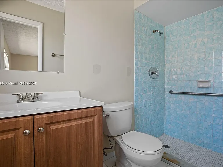 170 NW Curry St — Photo 15