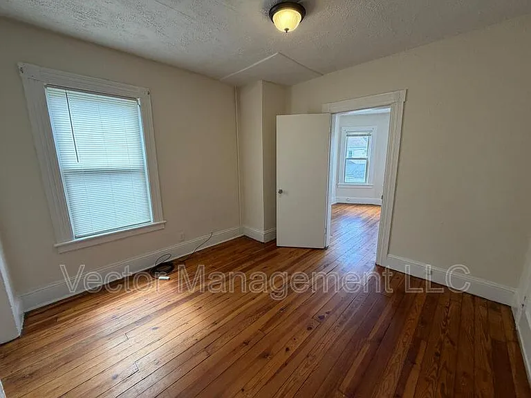 116 Rennell St — Photo 3