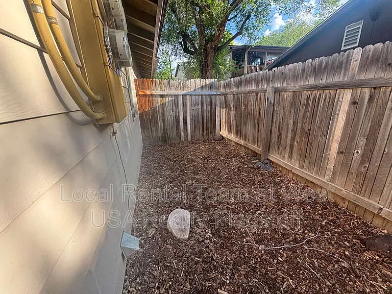 2219 E Dortha Ave #5 — Photo 15