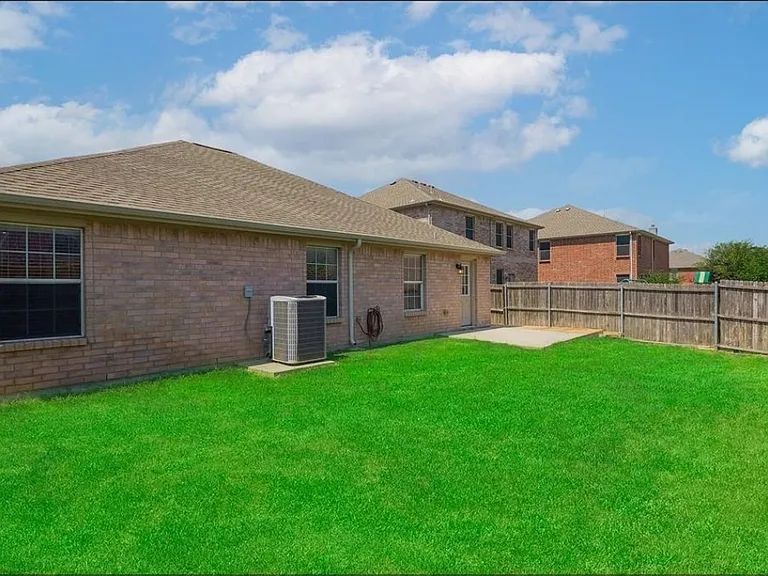 206 Serenade Ln — Photo 12