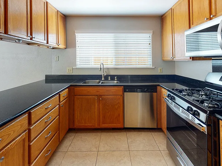 451 Springvalley Dr — Photo 4
