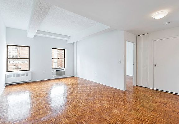 3rd image of 360 W 34th St APT 14n