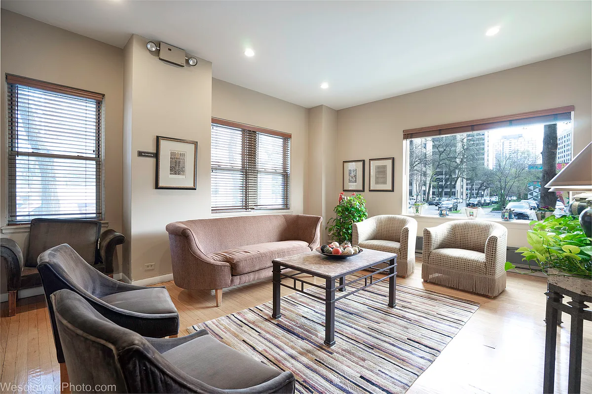 Building lobby - 5000 S Cornell Ave #10A
