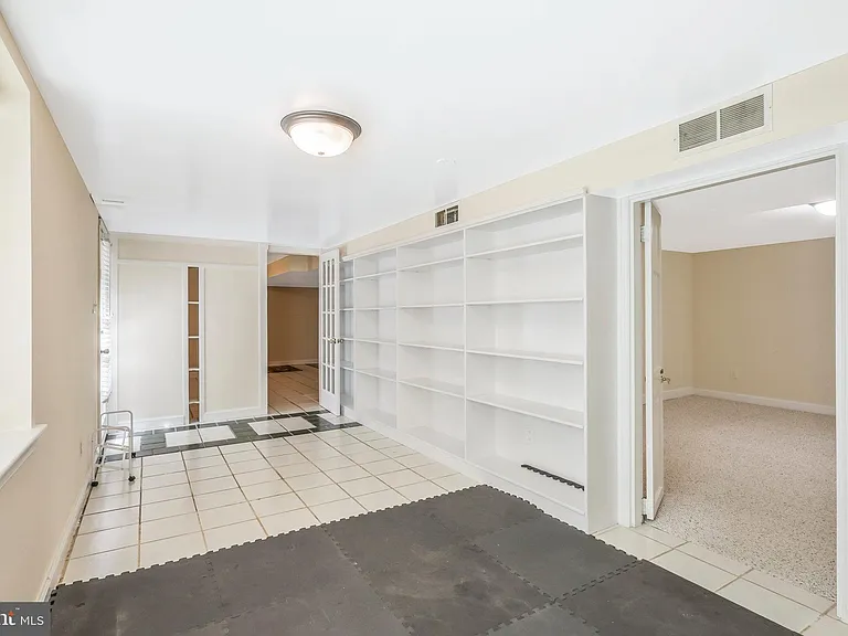 7030 Donna Cir — Photo 24