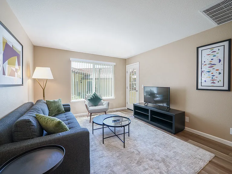 Woodland Hills Apartments — Photo 10
