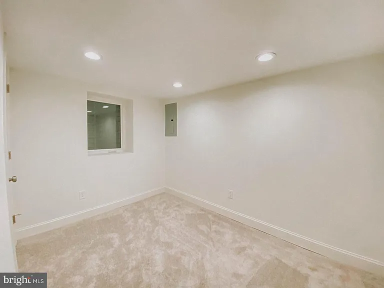 44 E Rosemont Ave — Photo 15