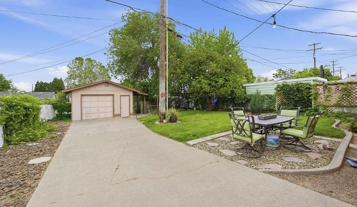 3 bed, 1.5 bath, 1188 sqft, $2,300 — Photo 3