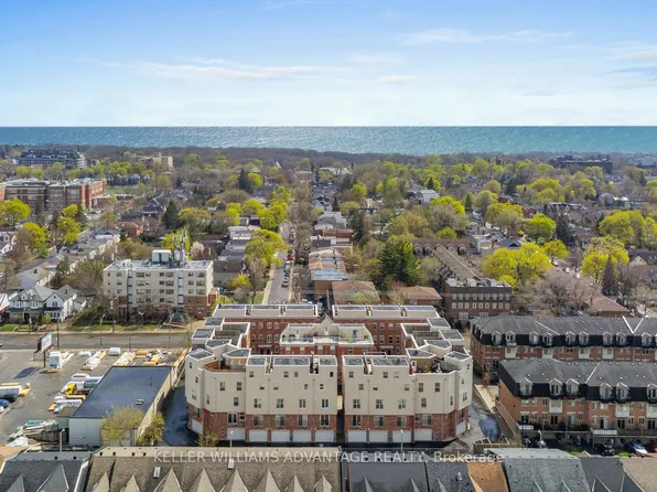 34 Fairhead Mews, Toronto, ON M4E 3Y4