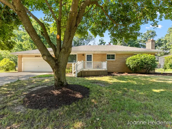 2664 Pinesboro Dr NE, Grand Rapids, MI 49525