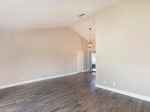 5th image of 793 Hunt Club Trl