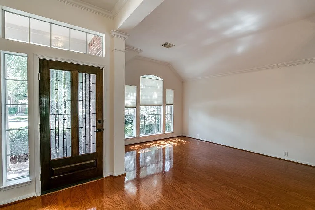 3 bed, 2.0 bath, 2243 sqft, $2,600 — Photo 2